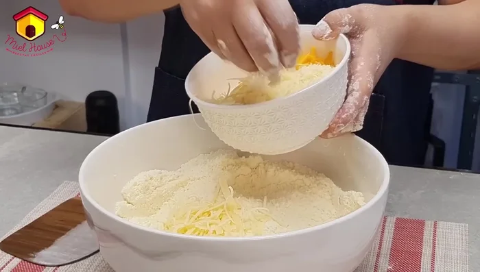 Incorporar el queso semiduro y el cheddar (opcional).
