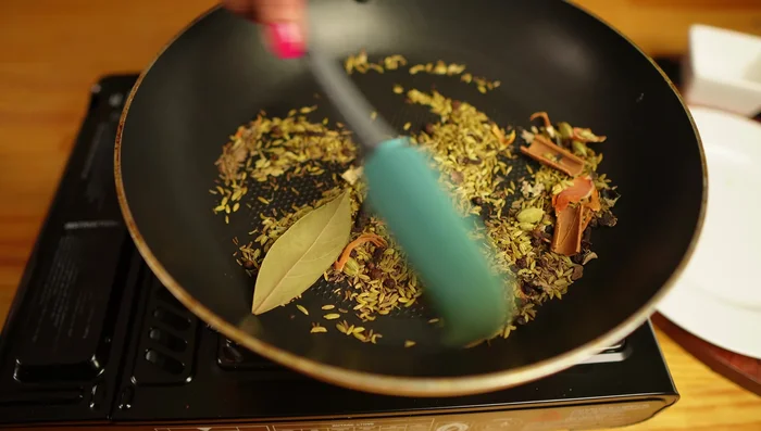 Preparar el Nihari Masala: Tostar todas las especias (excepto jengibre y pimienta de Jamaica) en una sartén a fuego lento durante 1 minuto (161.519). Dejar enfriar y moler hasta obtener un polvo fino (172). Agregar el jengibre en polvo y la pimienta de Jamaica, mezclar (181.12).