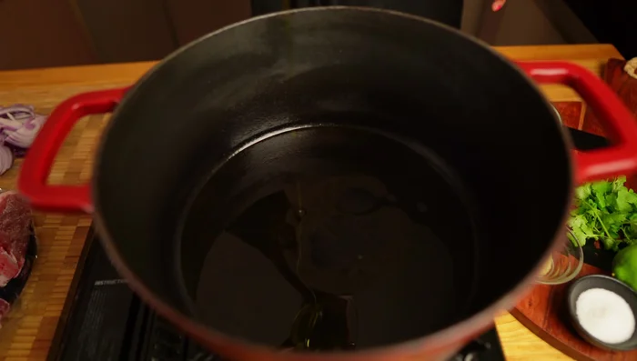 Calentar el aceite de mostaza en una olla a fuego medio (278.72). Agregar las cebollas y freír hasta que estén doradas (302.8).