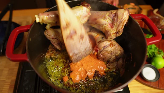 Agregar la mezcla de yogur (yogur, chiles, cúrcuma y cilantro) y freír hasta que el aceite se separe (355). Agregar la sal.