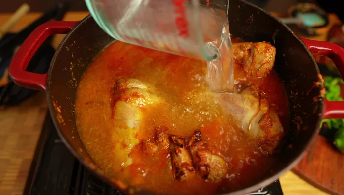 Agregar 1.5 litros de agua tibia (368.8). Llevar a ebullición, luego reducir el fuego a bajo, tapar y cocinar hasta que la carne esté tierna (aproximadamente 1 hora) (389.52).
