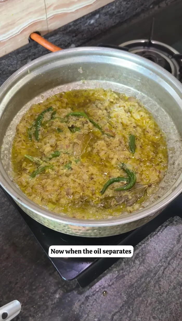 Una vez separado el aceite, añade las especias: cúrcuma, chile rojo en polvo de Cachemira, chile en polvo (opcional), cilantro en polvo, comino en polvo y sal.