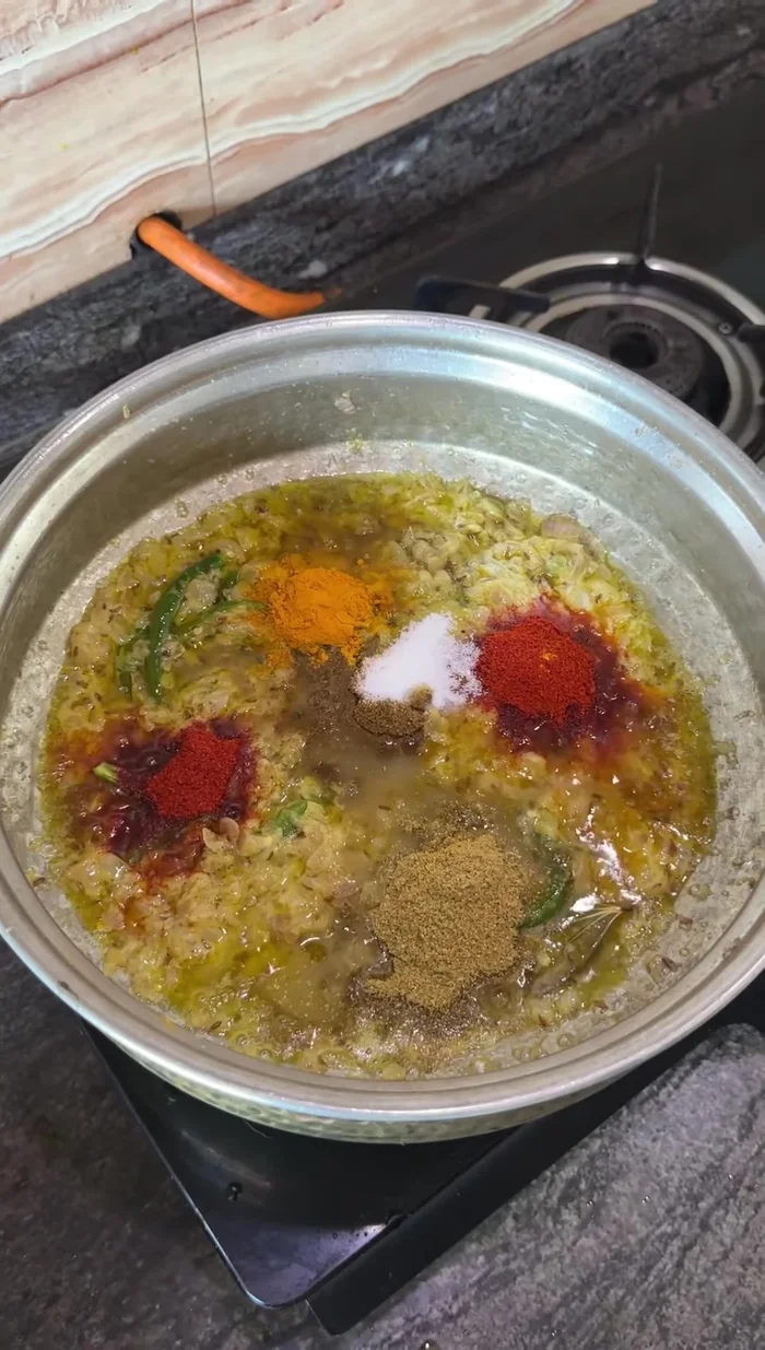 Agrega un poco de agua y cocina hasta que el aceite se separe de nuevo.