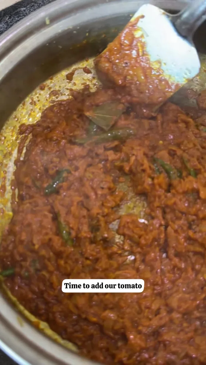 Añade la pasta de tomate y cocina hasta que el aceite se separe.