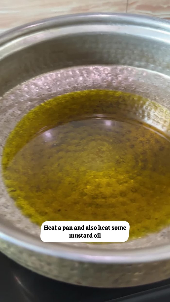 Calienta una sartén con aceite de mostaza. Fríe las cuatro papas hasta que estén doradas y resérvalas.