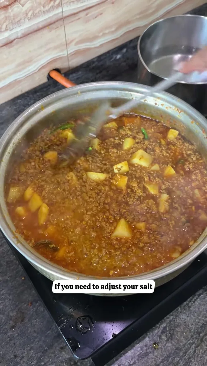 Ajusta la sal si es necesario, cubre y cocina durante 20-25 minutos.