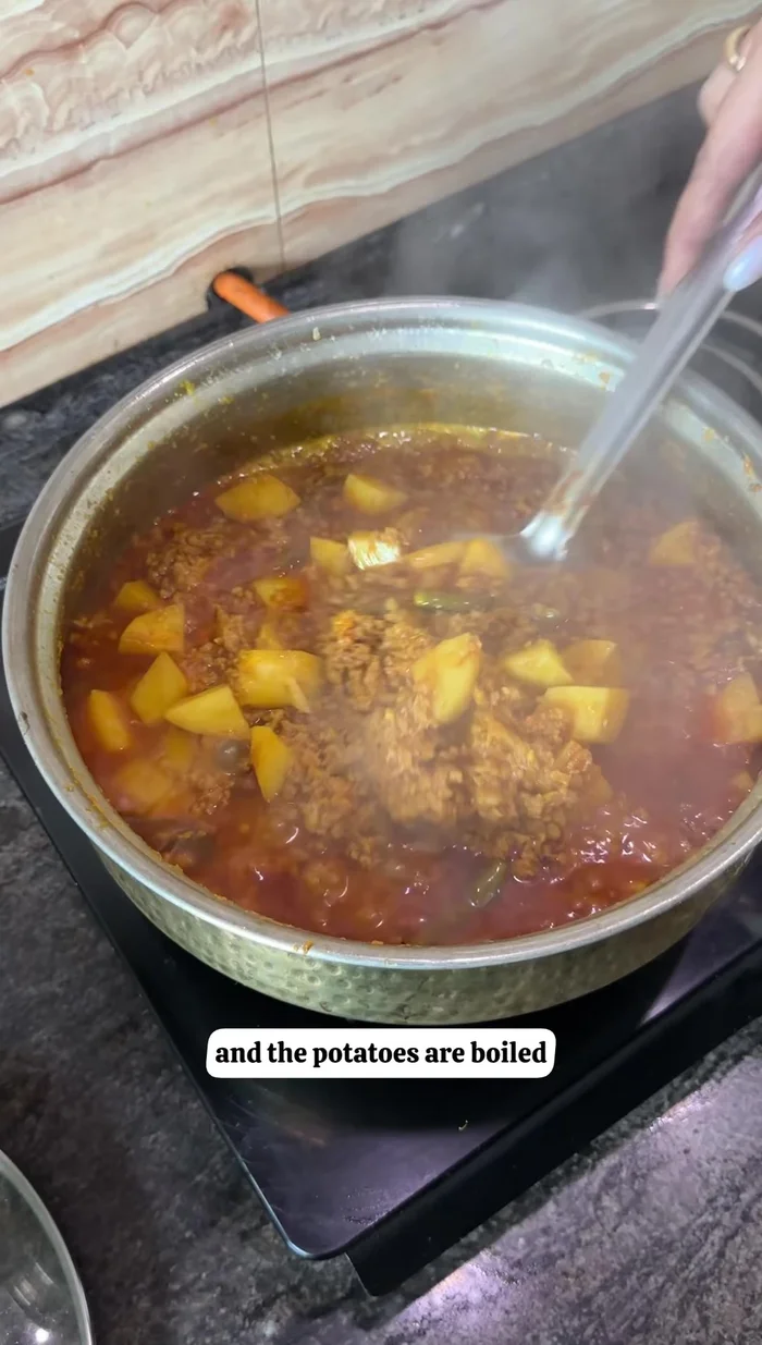 Después de 20-25 minutos, si deseas una salsa más espesa, cocina un poco más hasta que se seque. De lo contrario, puedes dejarla así.