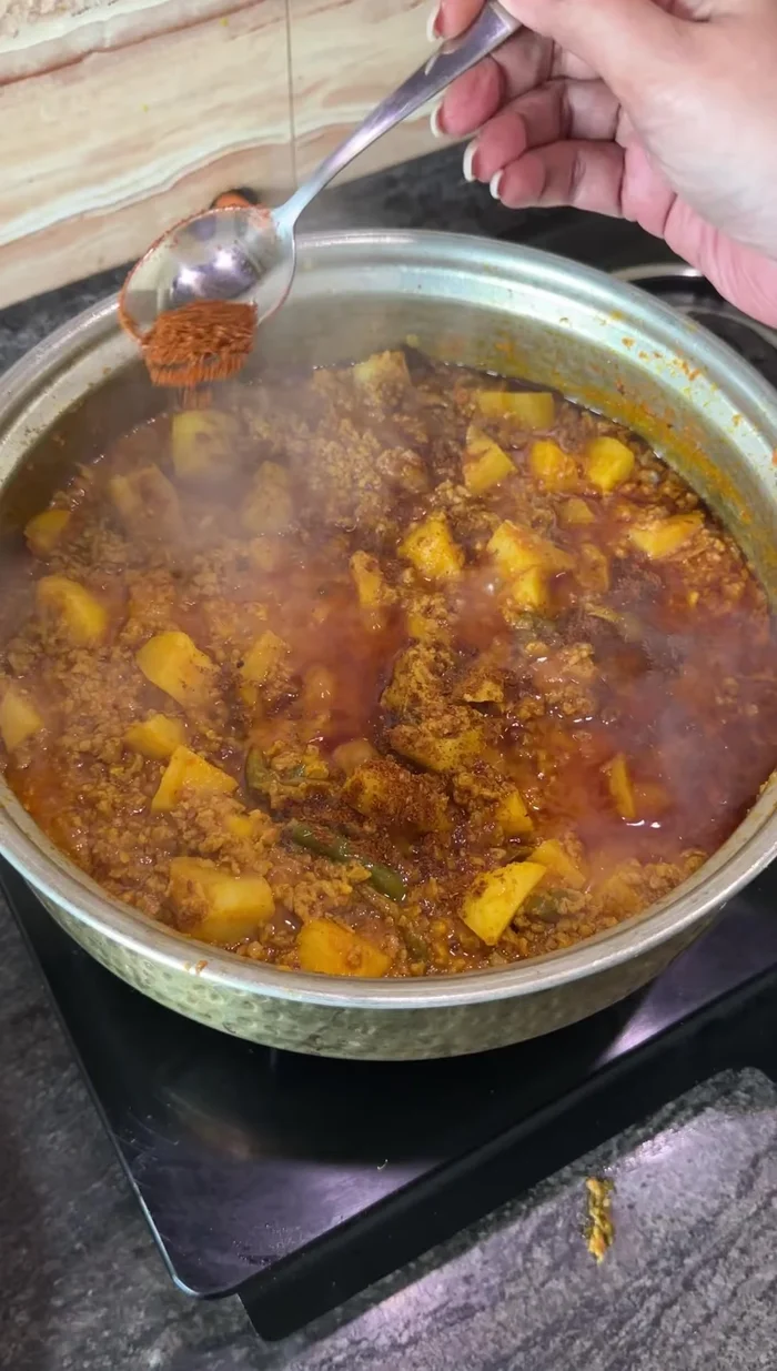 Agrega garam masala y ghee al gusto.