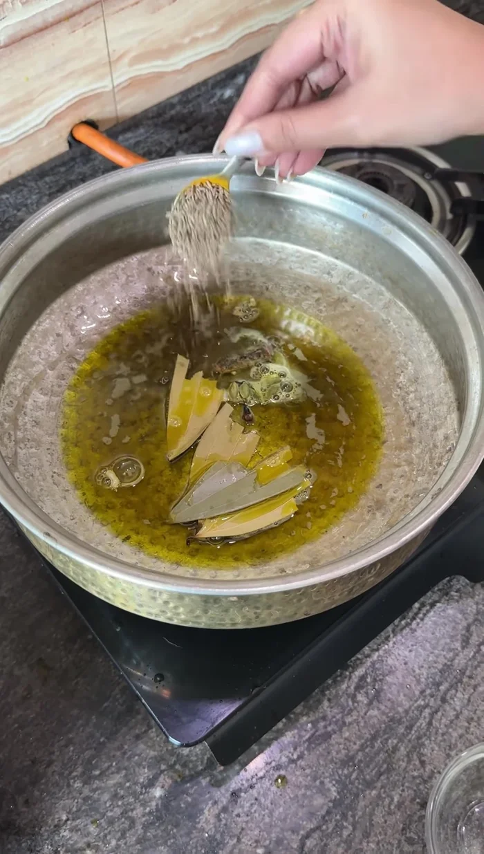 Añade las cebollas picadas y cocínalas hasta que estén doradas, añadiendo un poco de azúcar y sal para caramelizarlas.