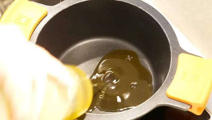 Calentar un chorrito de aceite en una cazuela mediana a fuego medio.
