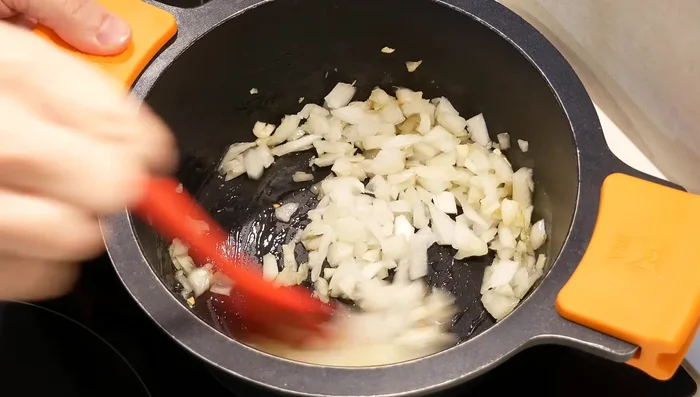 Añadir la cebolla y cocinar hasta que se ponga transparente.