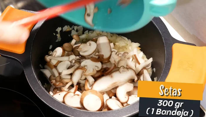 Incorporar las setas picadas y cocinar hasta que suelten su jugo.