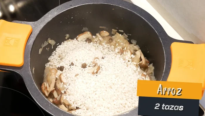 Agregar el arroz, sal y pimienta negra.