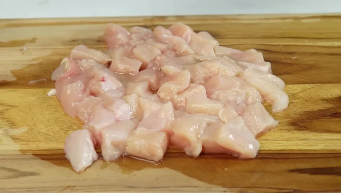 Agregar jugo de medio limón al pollo picado y dejar reposar 10 minutos (170.64).