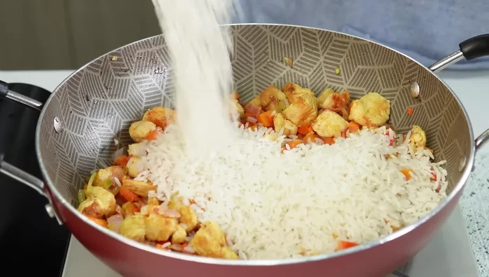 Agregar el arroz y mezclar por un minuto (398.12).
