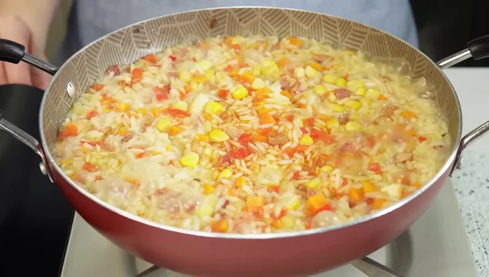 Cuando el arroz comience a crear huecos, bajar el fuego, tapar completamente y dejar secar (509.24).