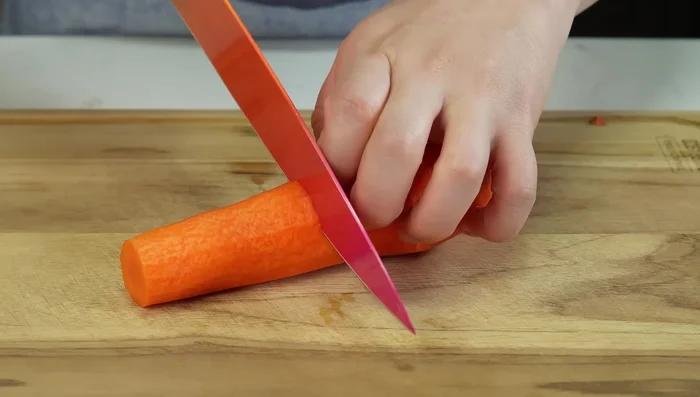Picar la zanahoria, el pimentón rojo, la cebolla y la tocineta en cubos. Picar el pollo en cubos también.