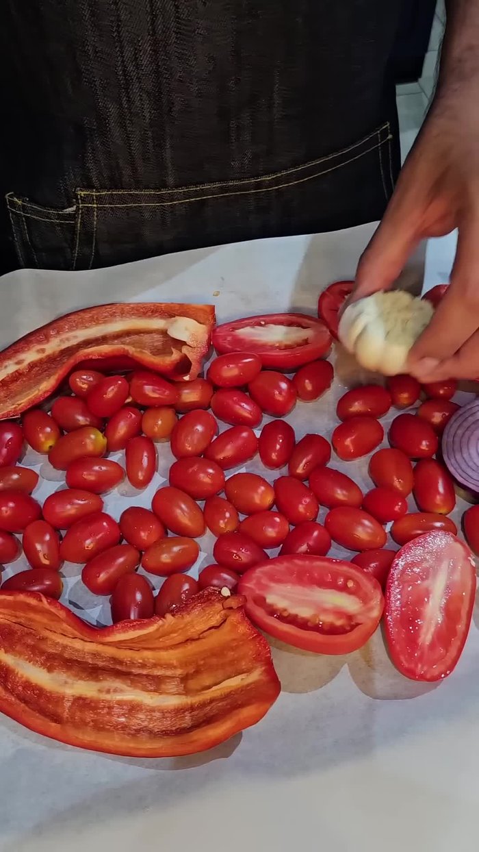 Hornear durante 30 minutos a 200ºC, hasta que los vegetales estén asados.