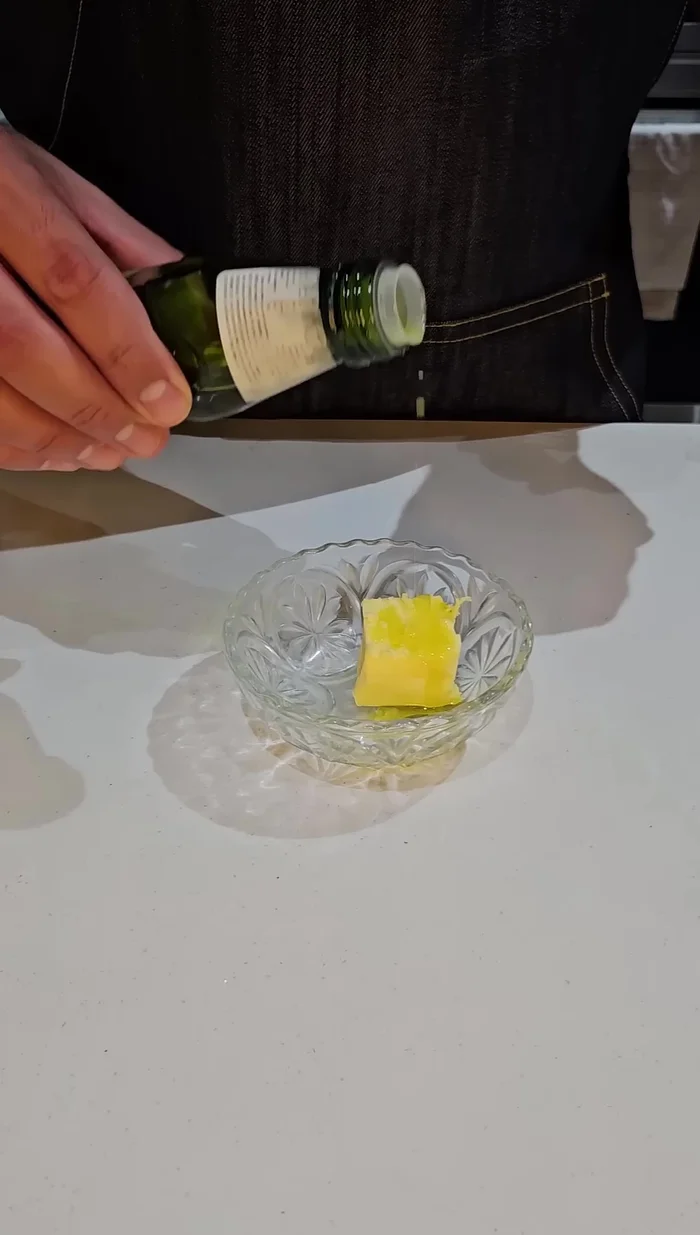 Para el sándwich, mezclar mantequilla y aceite de oliva.