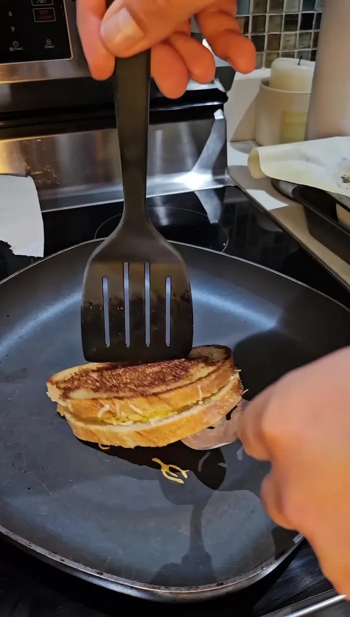 Cocinar el sándwich en una sartén hasta que el pan esté dorado y el queso derretido.