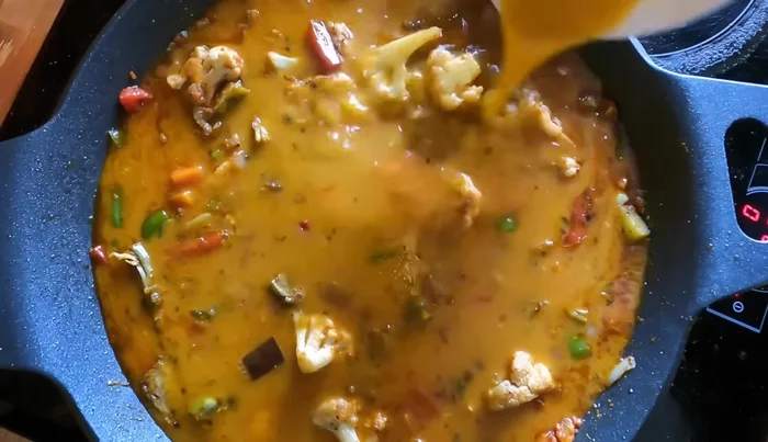 Agregar el caldo (de verduras o carne) con azafrán. Cocinar a fuego fuerte durante 5 minutos.