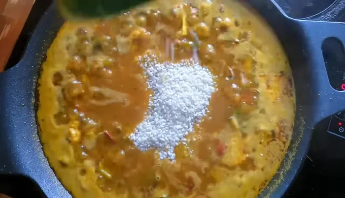 Añadir el arroz bomba y cocinar 5 minutos a fuego fuerte.