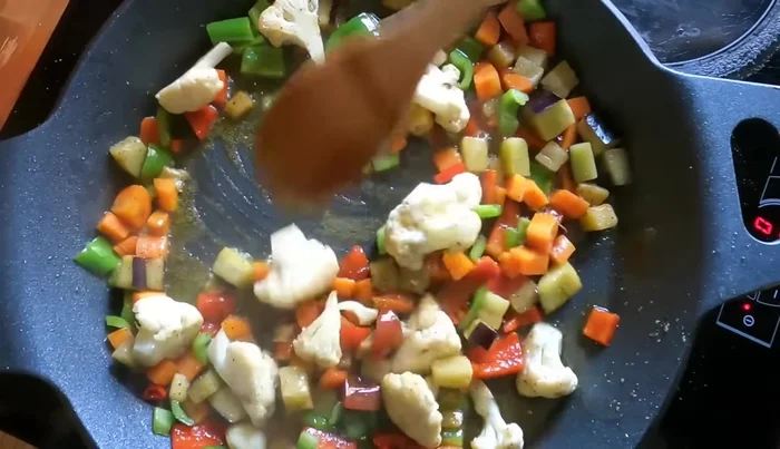 Sofreír el resto de verduras (zanahoria, coliflor, pimientos, berenjena) con un poco de aceite y sal durante 5 minutos. Reservar.