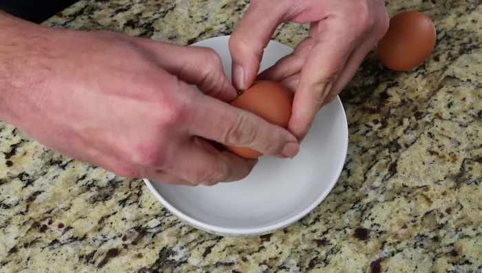 Batir los huevos en un recipiente aparte, sazonando con sal y pimienta.