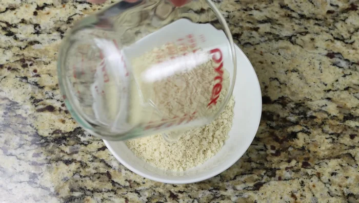 Mezclar el pan rallado, el queso rallado, el perejil seco, la sal y la pimienta en un tercer recipiente.