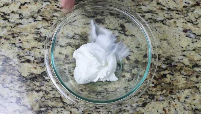Preparar la salsa de yogur y eneldo: mezclar el yogur griego, el ajo rallado (o picado), el eneldo seco, el jugo de limón, el aceite de oliva, la sal y la pimienta.