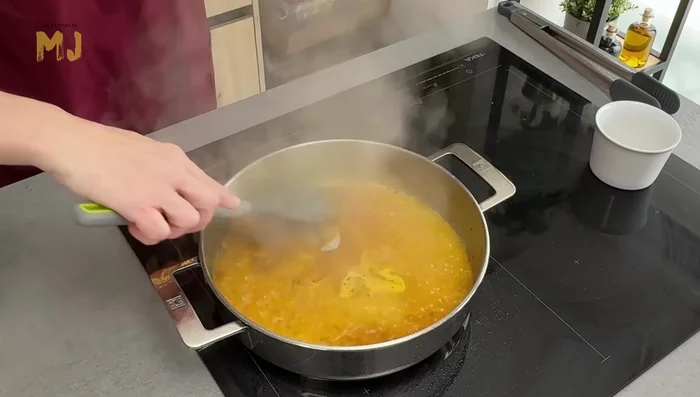 Añadir 200 ml de caldo de pollo y remover bien. [105.159]