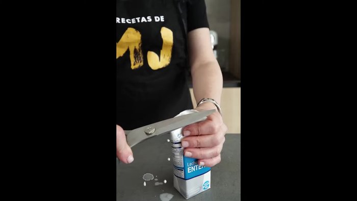 Marinar las pechugas de pollo con yogur y leche, reservando en la nevera de un día para otro. [10.28]