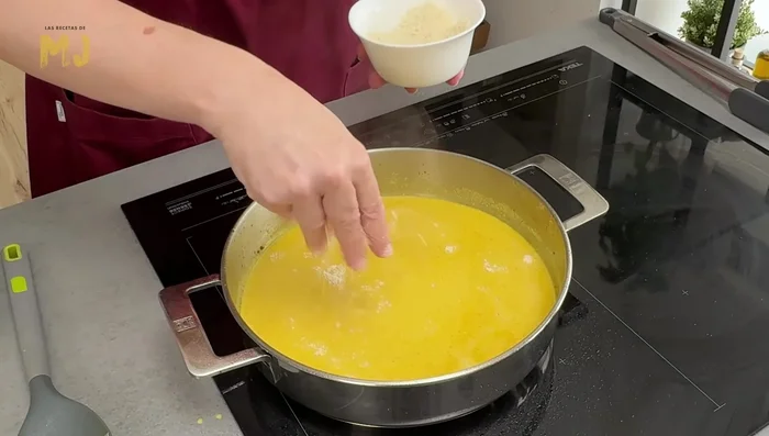 Agregar 60 g de queso parmesano en polvo y mezclar. [122.719]