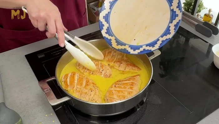 Agregar las pechugas doradas, tapar y cocinar a fuego medio durante 10 minutos por cada lado. [128.52]