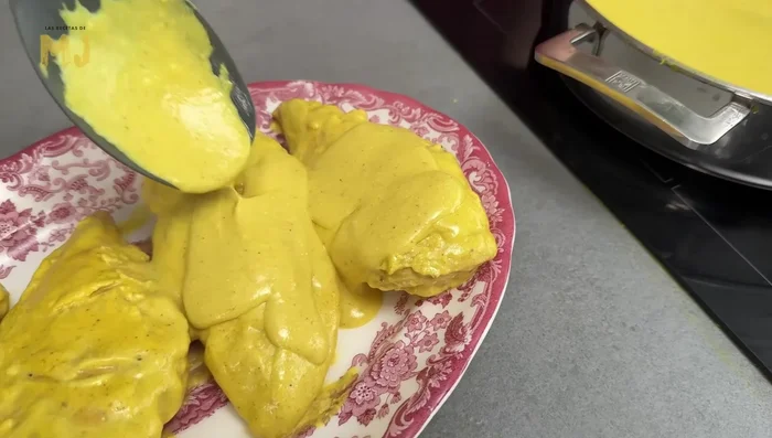 Servir y decorar con perejil fresco picado. [142]