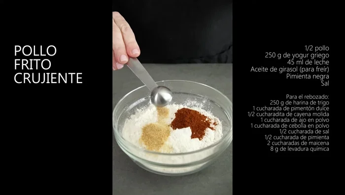 Preparar el rebozado mezclando harina, pimentón, ajo en polvo, cebolla en polvo, gallina molida, pimienta, sal, maicena y levadura química. [20.76]