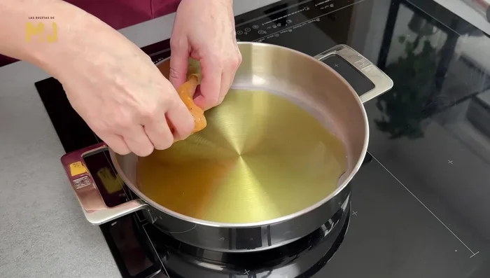 Dorar las pechugas en una cacerola con aceite de oliva virgen extra por ambos lados. [78.52]