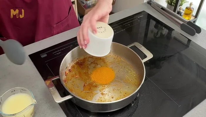 En la misma cacerola, tostar ligeramente 2 cucharadas de curry en polvo. [97.52]