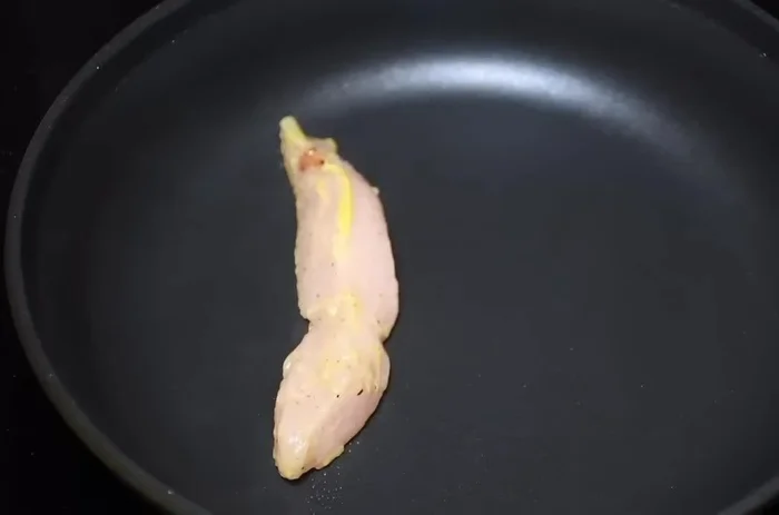 Marinar la pechuga de pollo cortada en fajitas con mostaza, pimienta, sal y aceite. Cocinar en un sartén hasta que esté bien cocida y reservar. (8.44)