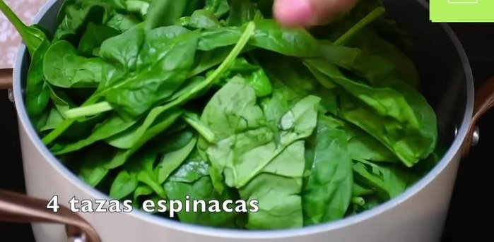 Agregar espinacas y cocinar con el calor residual por 5 minutos más. Dejar enfriar. (117.56)