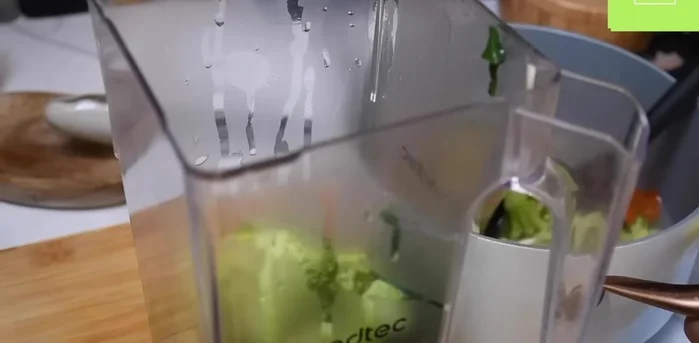 Licuar todos los ingredientes de la crema de espinacas. (144.76)