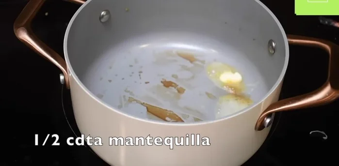 En la misma olla, agregar mantequilla y la mezcla licuada. Cocer hasta que hierva. (149.92)