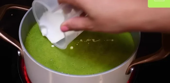 Agregar crema, pimienta y un poco de agua. Mezclar y dejar hervir. Servir con pan de ajo. (167.8)