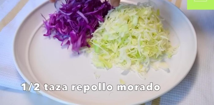 Preparar la ensalada: En un plato grande, mezclar repollo, repollo morado, pimiento rojo, zanahorias ralladas, cebolla y cilantro. (23.039)