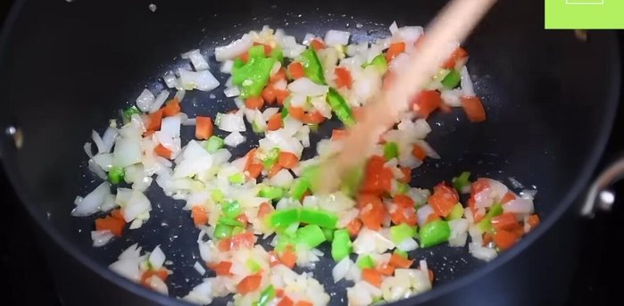 Agregar zanahoria, papas, tomates, sal y pimienta. Sofreír hasta que las verduras estén suaves. (254.439)