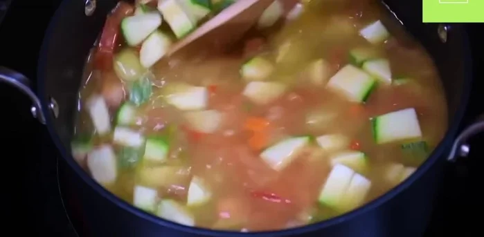 Agregar calabacita y hierbabuena. Mezclar y dejar cocinar. (349.16)