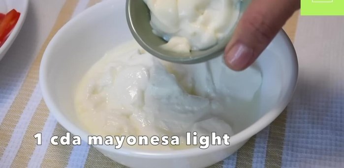 Preparar el aderezo: Mezclar yogur griego, mayonesa light, albahaca, sal, y miel o azúcar morena. Reservar.(34.719)