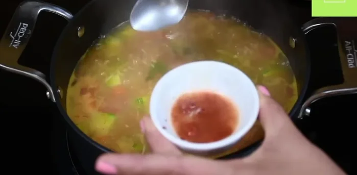 Agregar achiote (o tomate en polvo) y jugo de limón (o naranja agria). Mezclar y servir. (390.72)