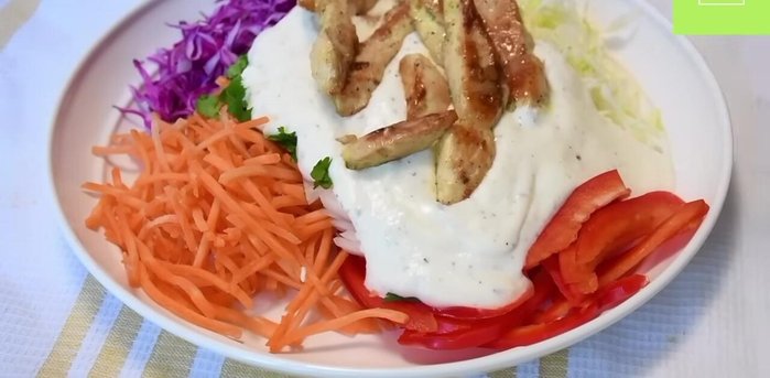 Servir la ensalada: Agregar el aderezo, el pollo a la ensalada y mezclar. (53.399)