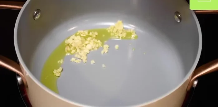 Crema de espinacas: En una olla, sofreír ajo, pimiento rojo y cebolla. (67.72)
